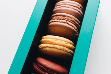kutusu ile lezzetli parlak macaroons, tatlı tatlı 