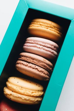 kutusu ile lezzetli parlak macaroons, tatlı tatlı 