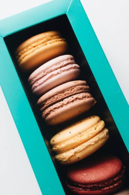 kutusu ile lezzetli parlak macaroons, tatlı tatlı 