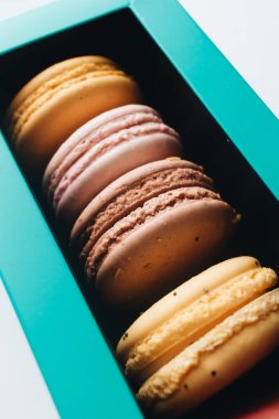 kutusu ile lezzetli parlak macaroons, tatlı tatlı 