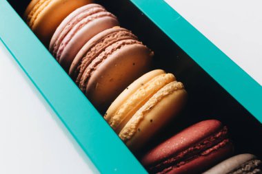 kutusu ile lezzetli parlak macaroons, tatlı tatlı 