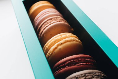 kutusu ile lezzetli parlak macaroons, tatlı tatlı 