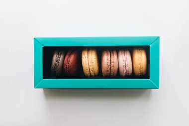 kutusu ile lezzetli parlak macaroons, tatlı tatlı 