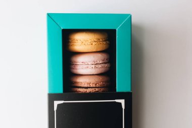 kutusu ile lezzetli parlak macaroons, tatlı tatlı 