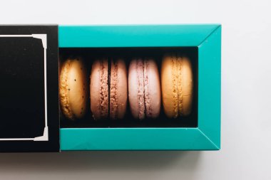kutusu ile lezzetli parlak macaroons, tatlı tatlı 