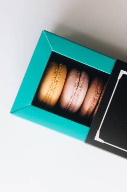 kutusu ile lezzetli parlak macaroons, tatlı tatlı 