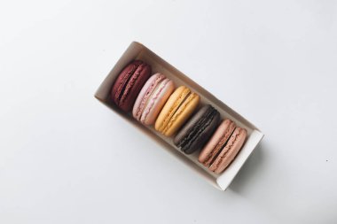 kutusu ile lezzetli parlak macaroons, tatlı tatlı 