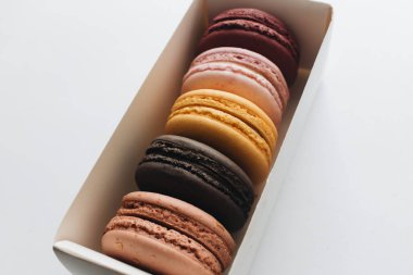 kutusu ile lezzetli parlak macaroons, tatlı tatlı 