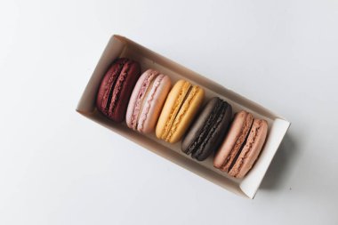 kutusu ile lezzetli parlak macaroons, tatlı tatlı 