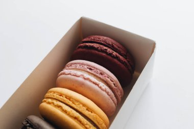 kutusu ile lezzetli parlak macaroons, tatlı tatlı 