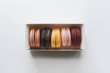 kutusu ile lezzetli parlak macaroons, tatlı tatlı 