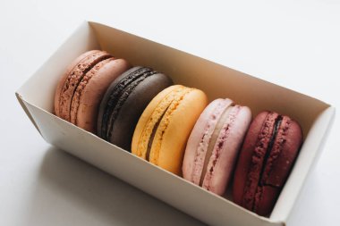 kutusu ile lezzetli parlak macaroons, tatlı tatlı 