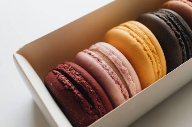 kutusu ile lezzetli parlak macaroons, tatlı tatlı 