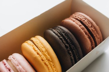 kutusu ile lezzetli parlak macaroons, tatlı tatlı 