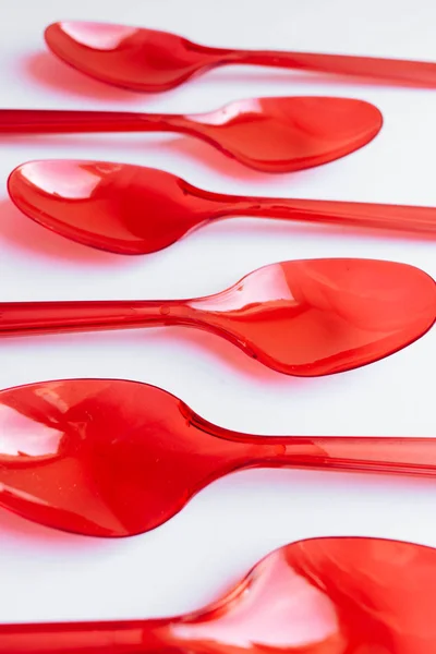 Cucchiai Plastica Rosso Piatto Laici Sfondo Bianco — Foto Stock