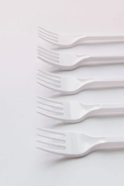 White Plastic Forks Flat Lay White Background — Stock Photo, Image