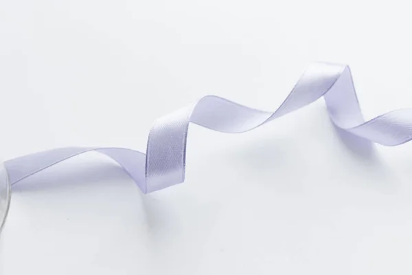 Decorazione Nastro Viola Chiaro Sfondo Bianco — Foto Stock