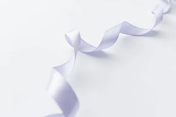 Decorazione Nastro Viola Chiaro Sfondo Bianco — Foto Stock