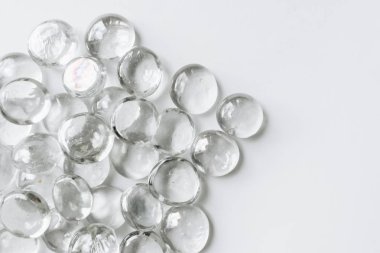 Beyaz arka planda dağınık kristaller, güzel taşlar