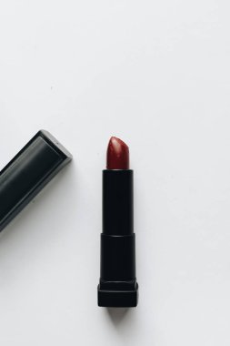 Beyaz arkaplanda kırmızı ruj