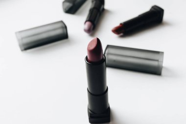 beyaz arka planda ruj koleksiyonu