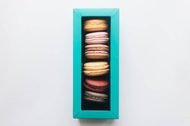 kutusu ile lezzetli parlak macaroons, tatlı tatlı 