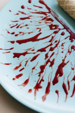 Tabağında kırmızı karamel olan kompozisyon 