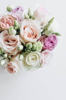 Pembe ve beyaz çiçekli güzel bahar buketi