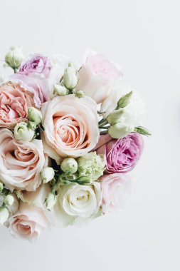 Pembe ve beyaz çiçekli güzel bahar buketi