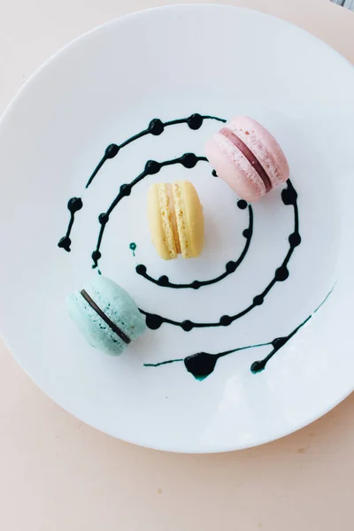 Composition Delicious Macaroons Caramel Plate — Stock Photo, Image