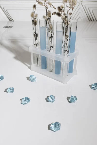 Verstrooide Kristallen Blauwe Vloeistof Kolven — Stockfoto