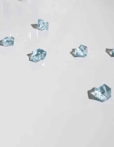 Spridda Blå Kristaller Vit Bakgrund Vackra Pärlor — Stockfoto