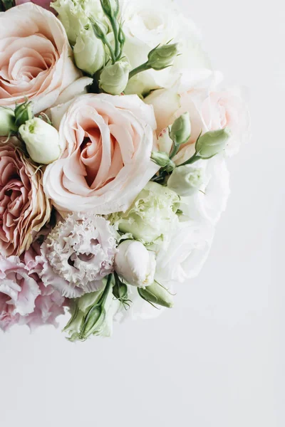 Hermoso Ramo Primavera Con Flores Tiernas Rosas Blancas — Foto de Stock