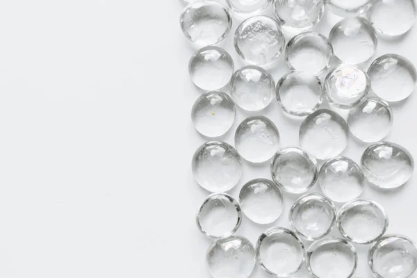 Разбросанные Кристаллы Белом Фоне Красивые Камни — стоковое фото