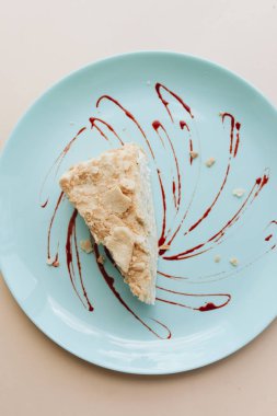 kırıntıları ile lezzetli taze Napoleon kek parçası 