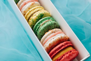 kutusu ile lezzetli parlak macaroons, tatlı tatlı 