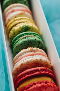 kutusu ile lezzetli parlak macaroons, tatlı tatlı 