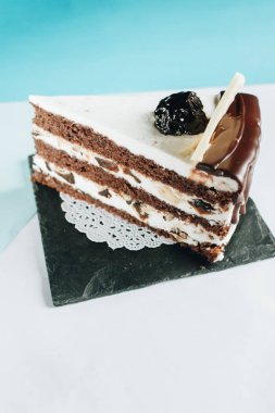 Bir parça lezzetli çikolatalı pasta.