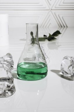 flask dağınık kristaller ve yeşil sıvı 