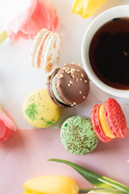 çay fincan, lezzetli macaroon ve parlak lale, tatlı tatlı 
