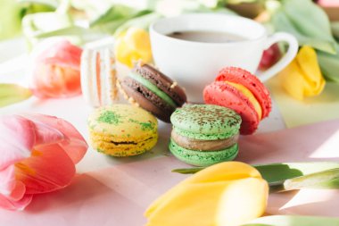 çay fincan, lezzetli macaroon ve parlak lale, tatlı tatlı 