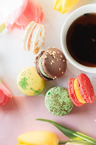 Xícara Chá Delicioso Macaroon Tulipas Brilhantes Sobremesa Doce — Fotografia de Stock