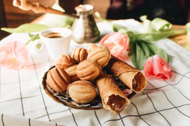 tatlı dolgu lu waffle tüpleri ve kurabiyeler 