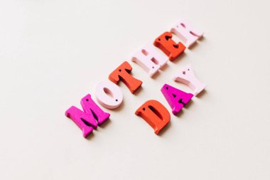 renkli ahşap harfler, Anneler Günü yazı 