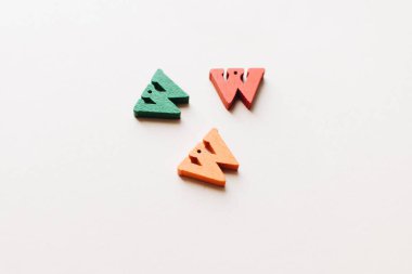 renkli küçük ahşap W harfleri