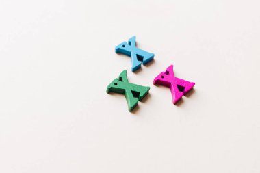 renkli küçük dağınık ahşap X harfleri 