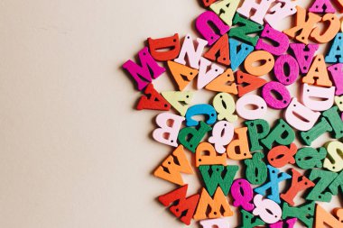 renkli küçük dağınık ahşap harfler