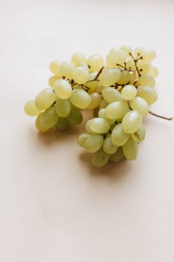 beyaz arka plan üzerinde taze yeşil üzüm yığını