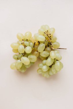 beyaz arka plan üzerinde taze yeşil üzüm yığını