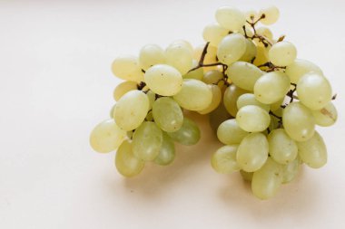 beyaz arka plan üzerinde taze yeşil üzüm yığını